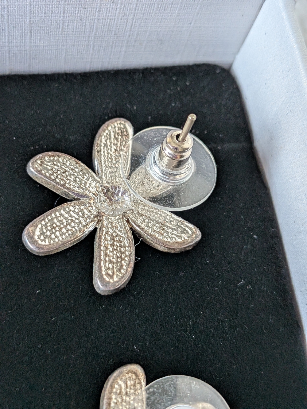 Green Flower Petal Stud Earrings Very Pretty In Person W Gift Box - Picture 4 of 8